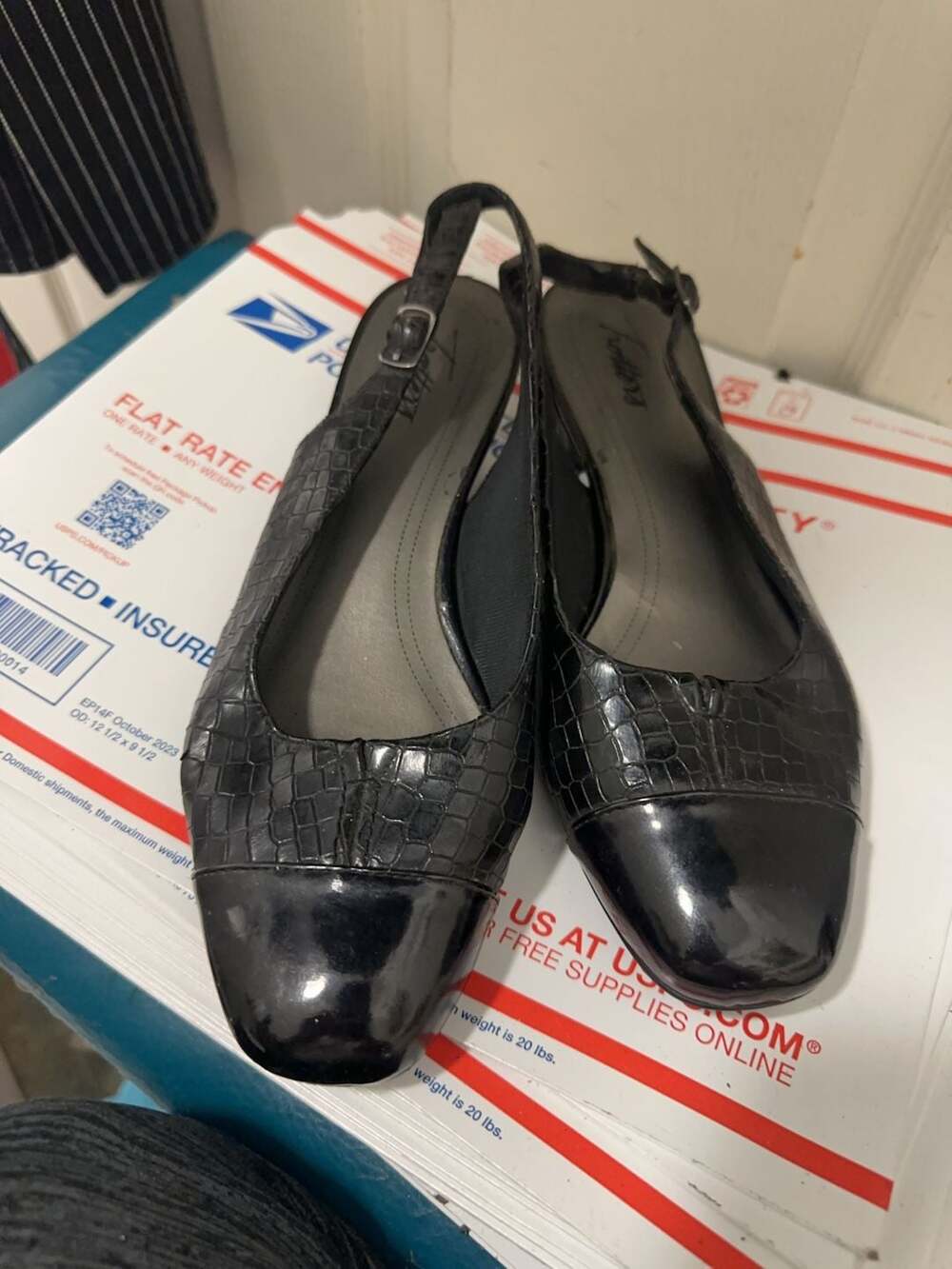 Trotters Black Croc Embossed Patent Cap Toe Slingback Heels Size 9M